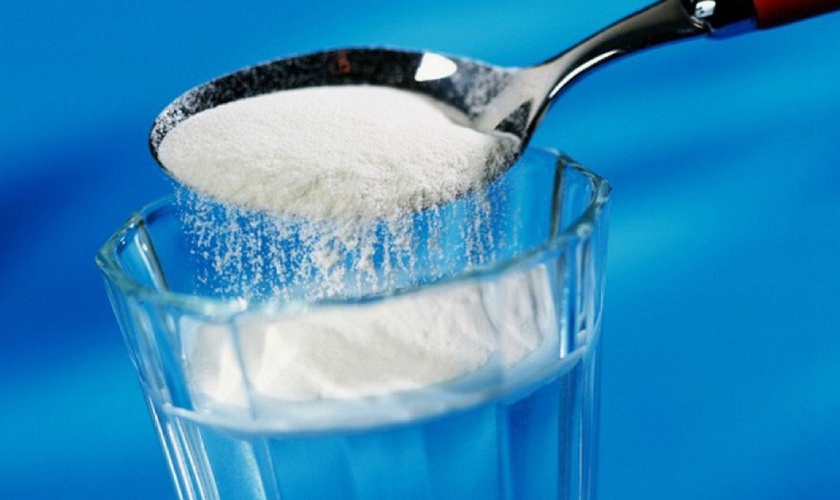 Nước muối ấm có tác dụng sát khuẩn, diệt trừ vi khuẩn bám trên bề mặt răng