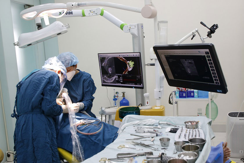 Thực hiện cấy ghép Implant với sự hỗ trợ từ Công nghệ định vị tại Nha khoa Nhân Tâm