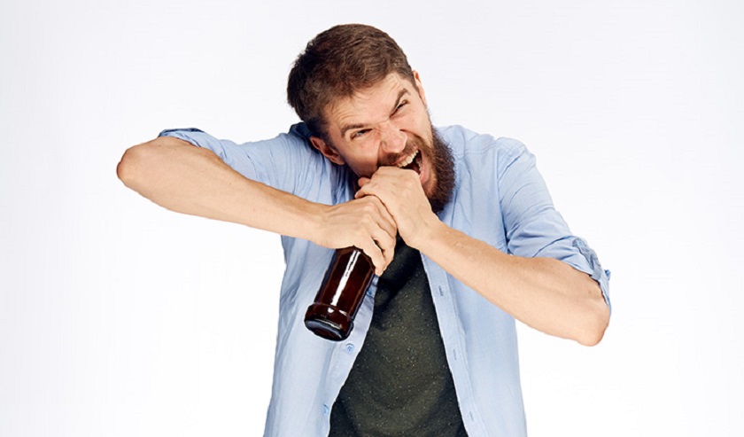 Lực cắn, nhai quá mạnh có thể khiến răng sứ bị rớt ra