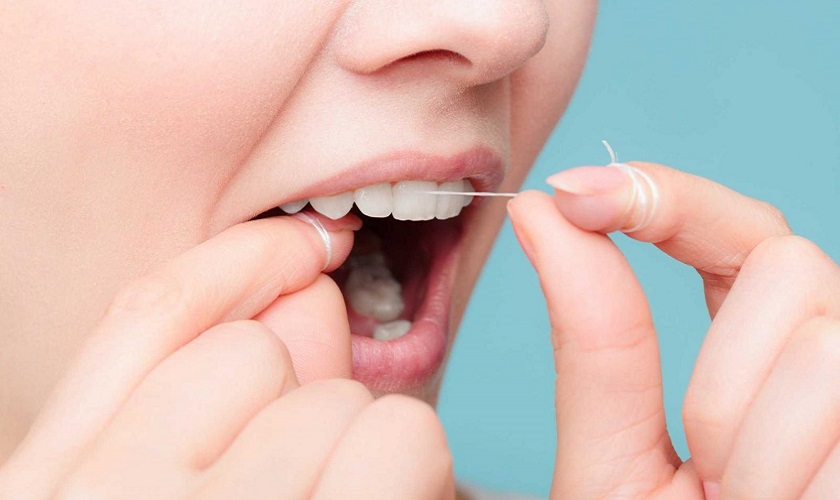 Sử dụng chỉ nha khoa để loại bỏ hoàn toàn thức ăn thừa và mảng bám