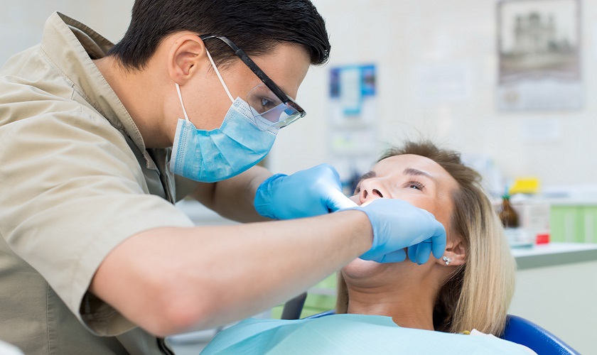 Cần thăm khám kỹ lưỡng trước khi quyết định nhổ 2 răng khôn cùng lúc