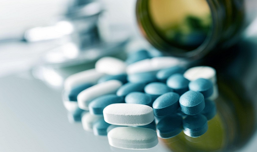 Chú ý tuân thủ các chỉ định về thuốc của bác sĩ để giảm sưng viêm, đau nhức và tránh biến chứng sau khi nhổ răng