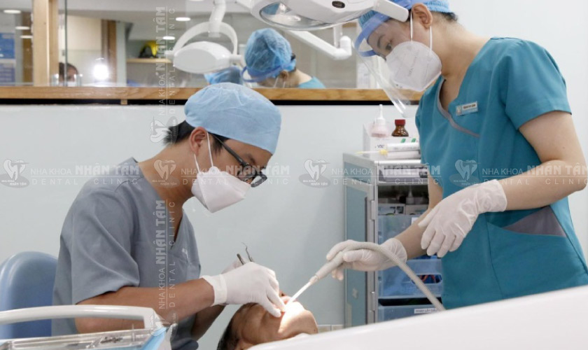 Bác sĩ là chuyên gia phẫu thuật răng khôn đảm bảo ca nhổ răng thành công