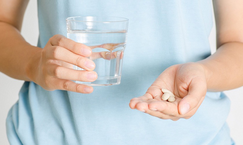 Dùng thuốc theo chỉ định của bác sĩ giúp hạn chế biến chứng nhổ răng