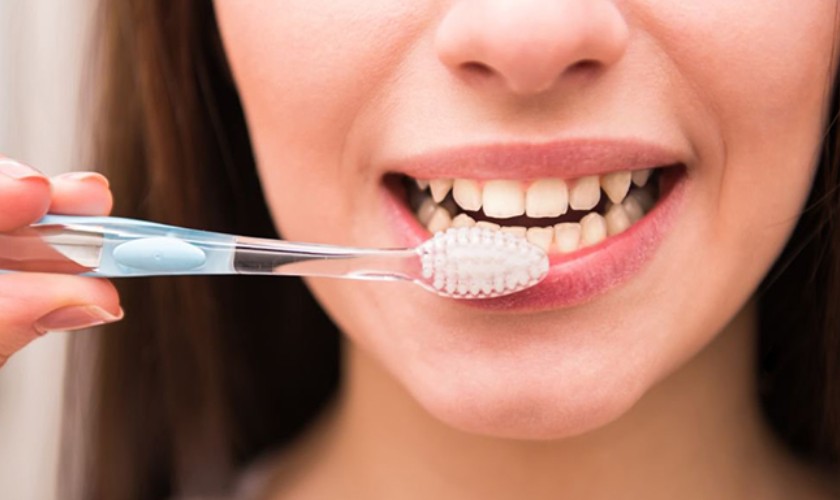 Chải răng nhẹ nhàng sau khi nhổ răng khôn