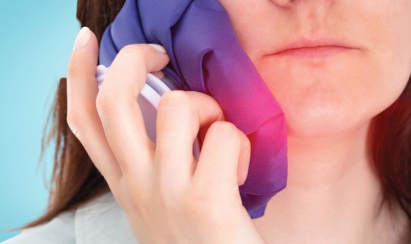 Chườm lạnh sau khi nhổ răng khôn