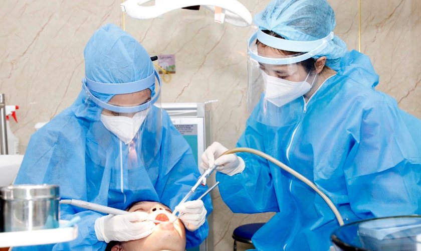 Khách hàng nhổ răng tại nha khoa Nhân Tâm Khách hàng nhổ răng tại nha khoa Nhân Tâm