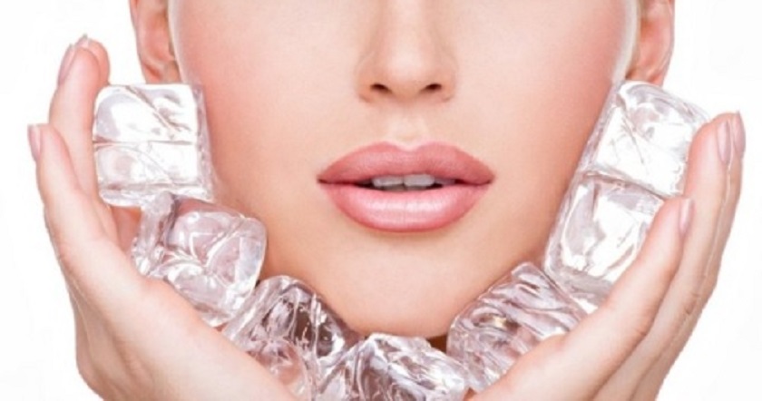 Chườm đá để hỗ trợ giảm sưng sau khi nhổ 4 răng khôn cùng lúc