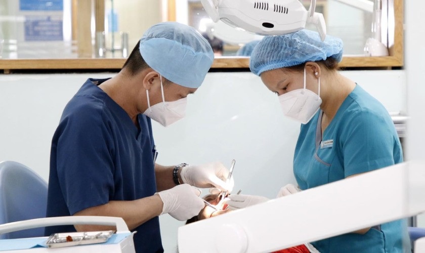 Bác sĩ thực hiện nhổ răng khôn tại Nha Khoa Nhân Tâm