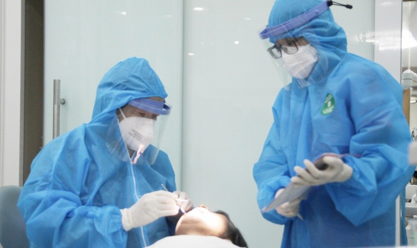 Khách hàng nhổ răng tại nha khoa Nhân Tâm