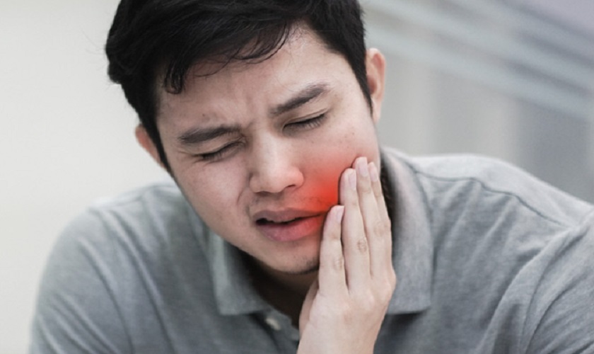 Đau nhức, ê buốt răng là một trong những dấu hiệu của răng khôn bị sâu