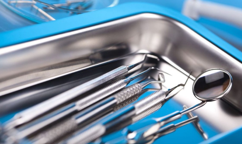 Cần khử trùng dụng cụ triệt để nhằm tránh gây ra tình trạng nhiễm trùng