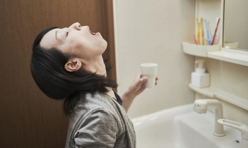 Súc miệng bằng nước súc miệng theo chỉ dẫn của bác sĩ