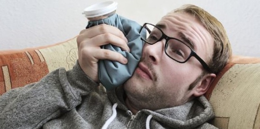 Chườm lạnh sẽ giúp bạn làm giảm cơn đau và hiện tượng sưng tấy