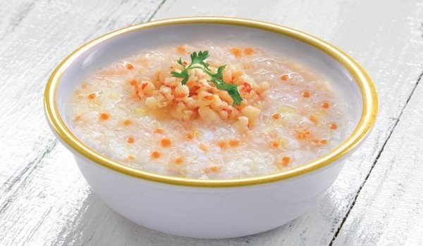 Cháo là món ăn mà những người mới nhổ ăn nên lựa chọn để cung cấp dưỡng chất và không làm ảnh hưởng tới vết thương