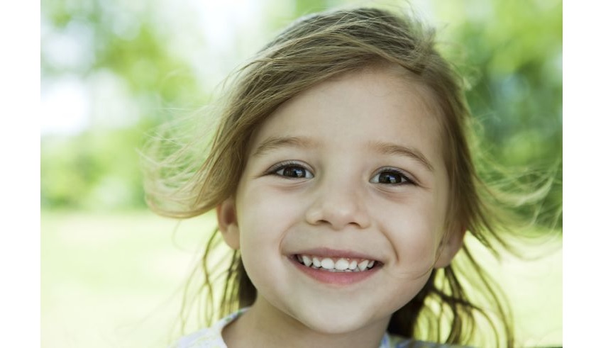 Phụ huynh nên hướng dẫn bé chăm sóc răng miệng đúng cách để bảo vệ răng khỏi các bệnh lý