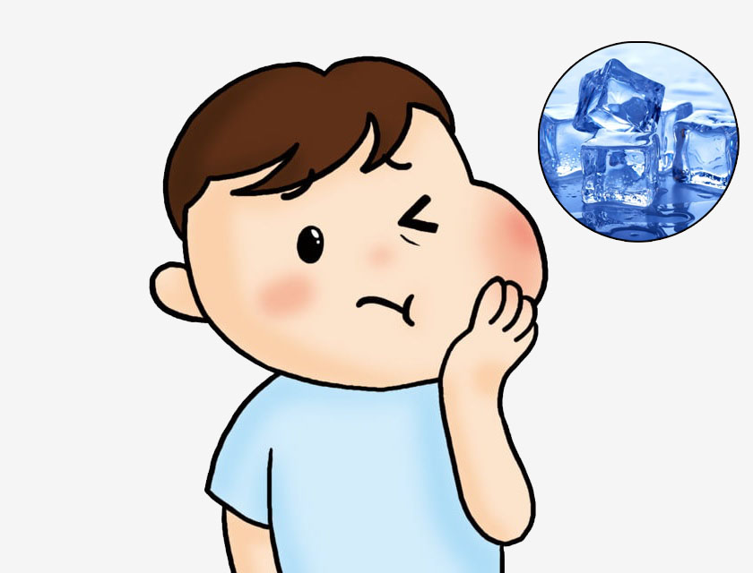Chườm lạnh cho bé sau khi nhổ răng sẽ giúp giảm đau nhức