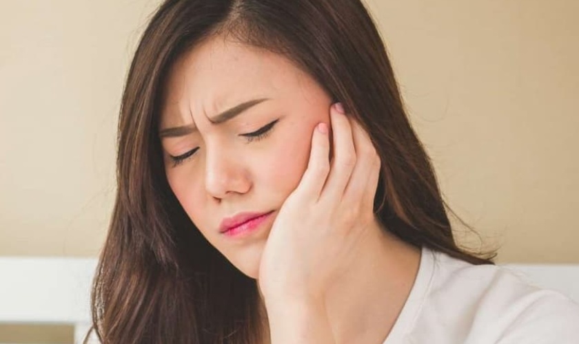 Chảy máu kéo dài là biến chứng nguy hiểm sau khi nhổ răng khôn