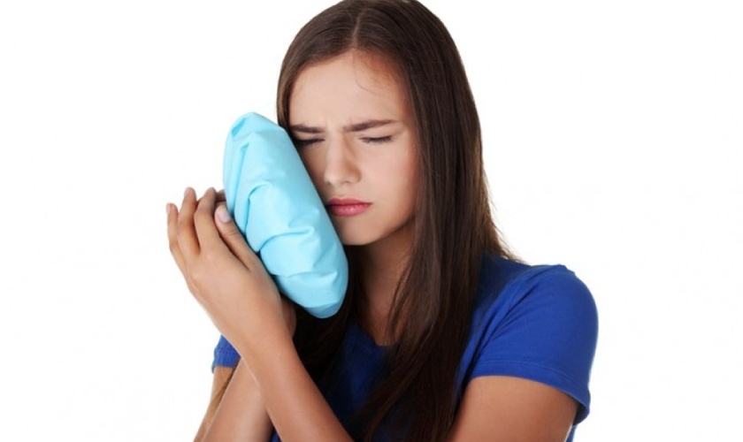 Chườm lạnh sẽ giúp giảm sưng đau hiệu quả