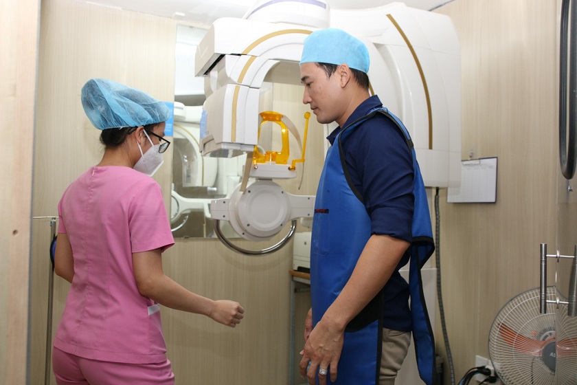 Tiến hành chụp X-quang trước khi nhổ răng