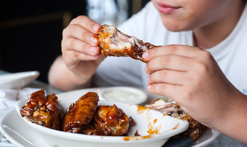 Thịt gà có chứa chất gây mưng mủ sau khi nhổ răng khôn không?
