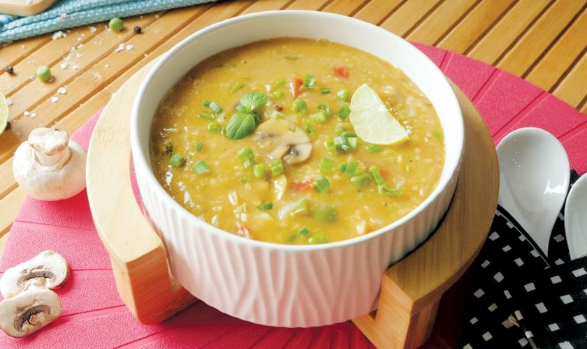 Các loại cháo, soup mềm rất phù hợp với người mới nhổ răng khôn