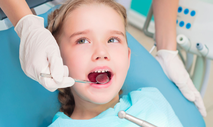 Hãy đưa trẻ đến trung tâm nha khoa uy tín để được Nha sĩ kiểm tra và thăm khám răng miệng Hãy đưa trẻ đến trung tâm nha khoa uy tín để được Nha sĩ kiểm tra và thăm khám răng miệng