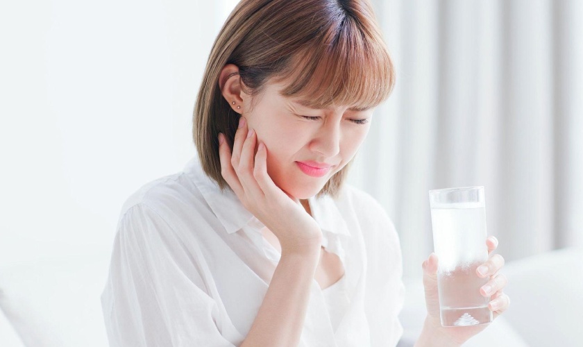 Đau nhức, ê buốt là dấu hiệu dễ nhận biết khi răng khôn mọc ngầ