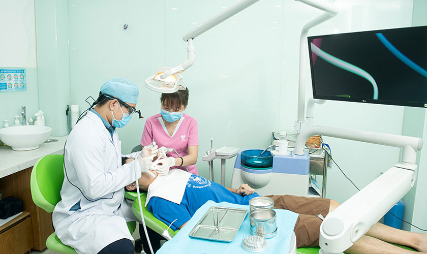 Với đội ngũ Bác sĩ giỏi, trang thiết bị đại, Nha khoa Nhân Tâm sẽ giúp bạn nhổ răng khôn nhanh chóng, an toàn, không đau