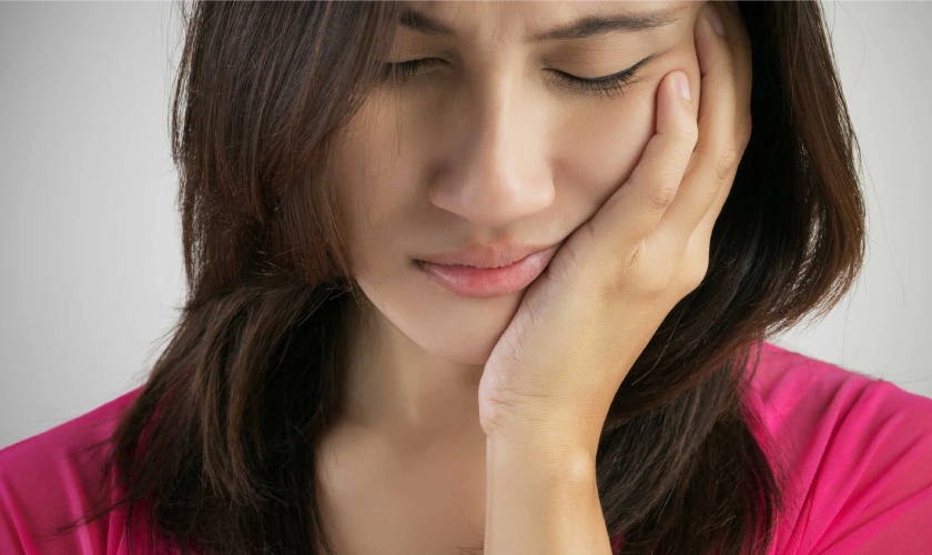 Sau khi nhổ răng khôn bị sưng má phải làm sao?