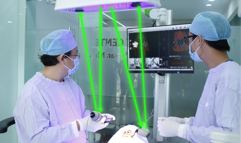 Quá trình phẫu thuật cần được tiến hành bởi bác sĩ giỏi chuyên môn và có sự hỗ trợ từ máy móc hiện đại