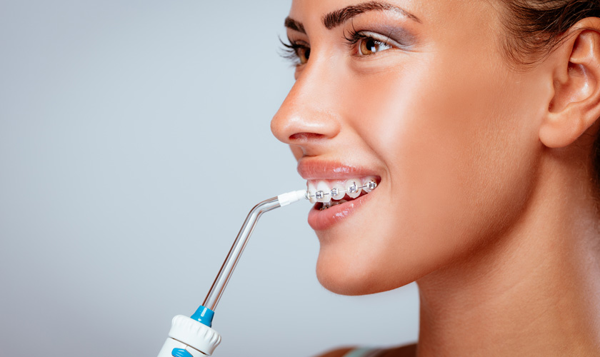 Máy tắm nước không chỉ giúp làm sạch mảng bám trên răng mà còn giúp massage nướu, giúp nướu luôn khoẻ mạnh