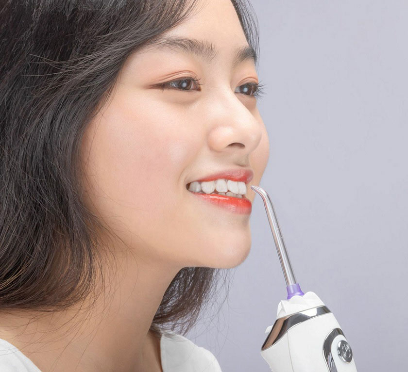 Tăm nước giúp làm sạch mắc cài, kẽ răng và cả phần bọc lợi bao quanh chân răng một cách nhẹ dịu