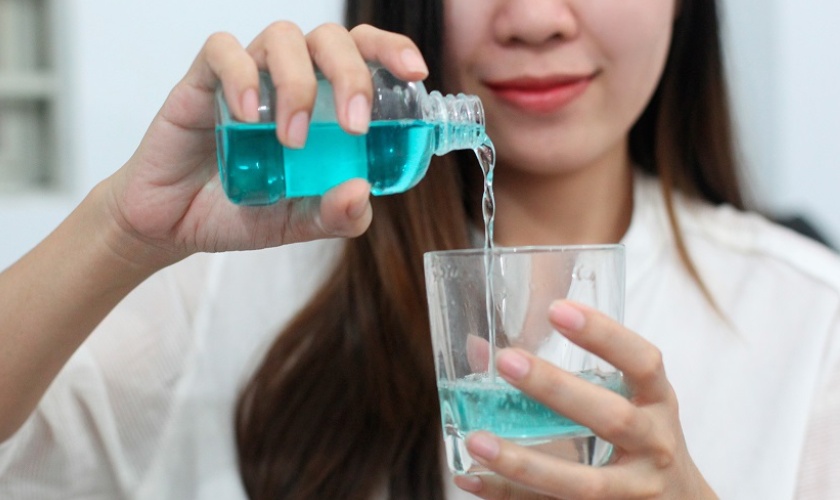 Sử dụng nước súc miệng giúp hơi thở thơm mát