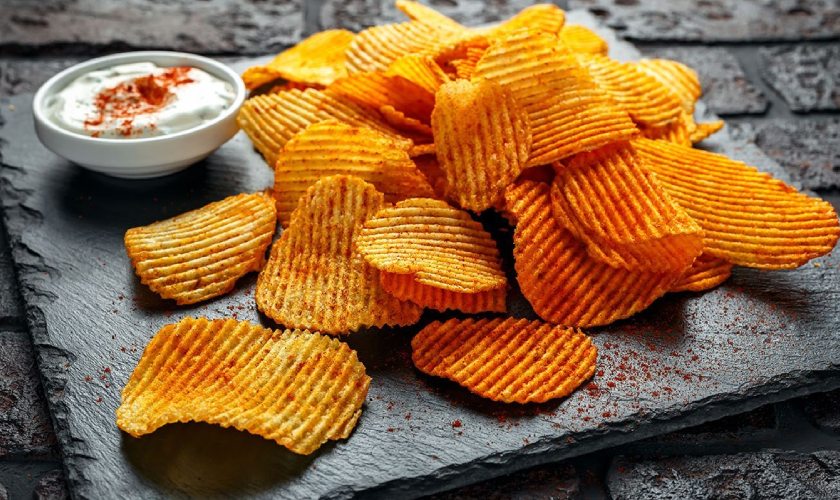 Không nên ăn những thức ăn giòn, dai, dính trong khi niềng răng