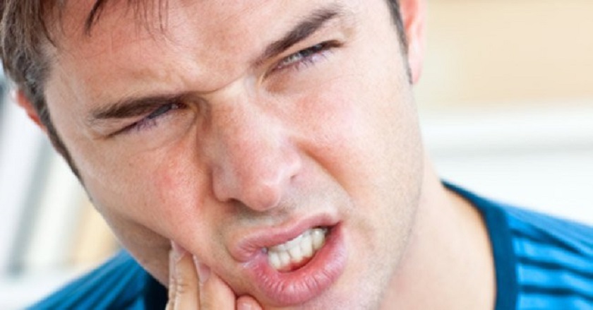 Tình trạng ê buốt, đau nhức kéo dài có thể xảy ra khi tự ý sử dụng đồ niềng răng tại nhà