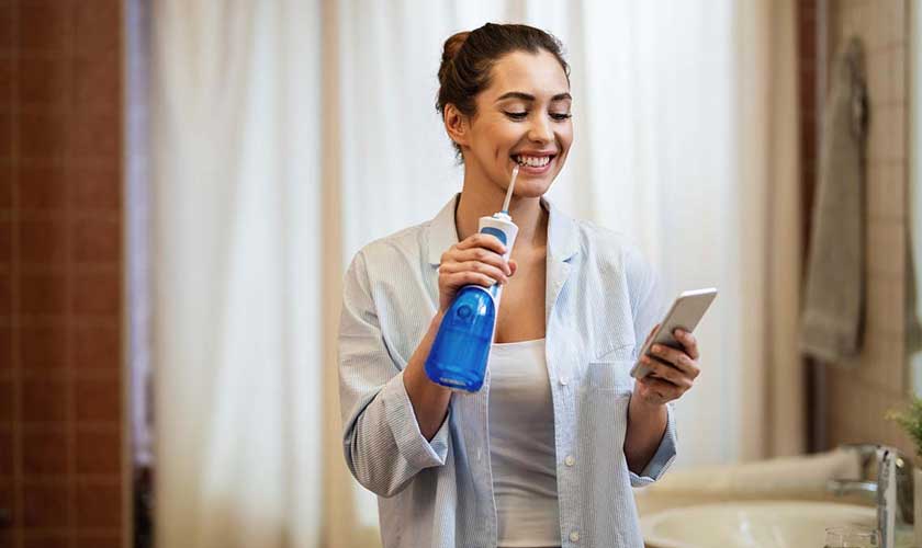 Máy tăm nước hỗ trợ làm sạch mảng bám thức ăn thừa hiệu quả