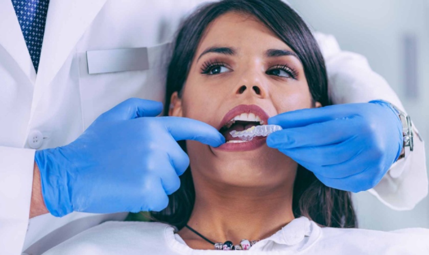 Chuyên gia chỉnh nha điều trị cho khách hàng tại nha khoa Nhân Tâm