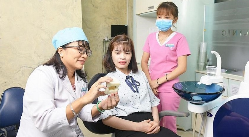 Bác sĩ chỉnh nha chuyên sâu tại Nha khoa Nhân Tâm thăm khám và tư vấn cho khách hàng