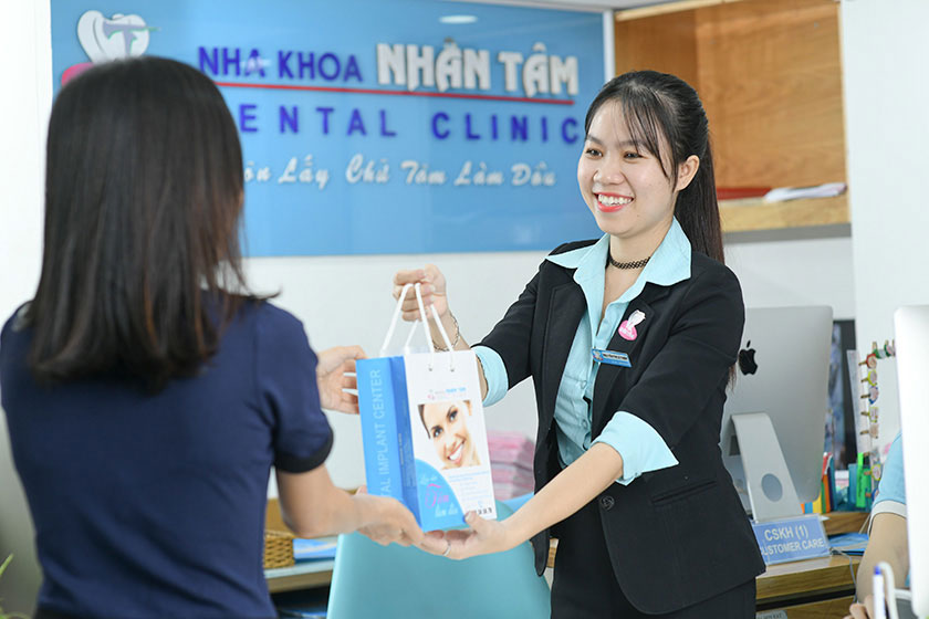 Khách hàng khám răng tại nha khoa Nhân Tâm