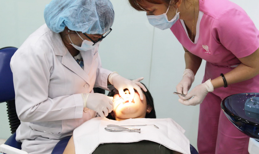 Khi niềng răng cho trẻ, cha mẹ nên lưu ý lựa chọn trung tâm nha khoa uy tín với đội ngũ Bác sĩ giỏi, giàu kinh nghiệm