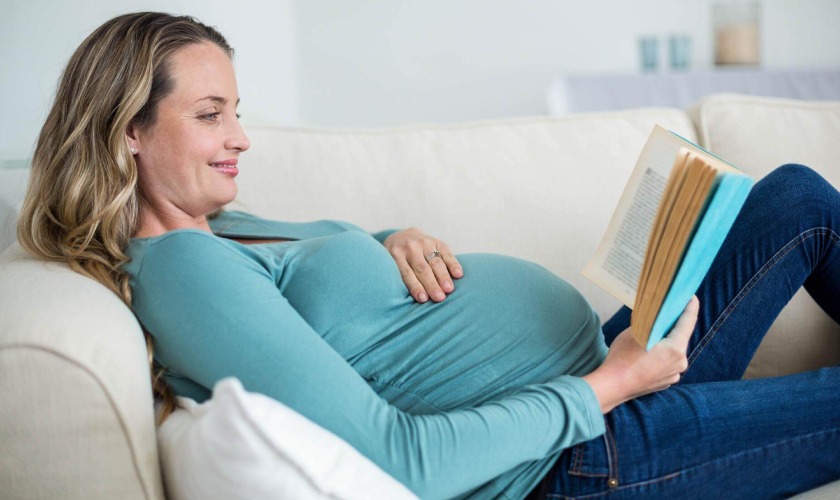 Bà bầu nên đọc sách, thư giãn để tạo ra tinh thần thoải mái