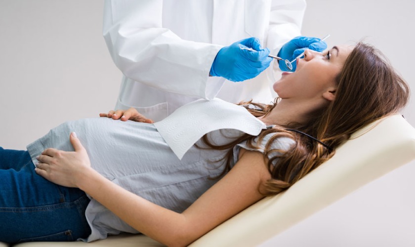 Mẹ bầu có thể thực hiện cạo vôi răng nếu sức khỏe và tinh thần ổn định