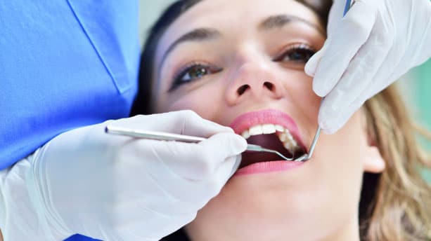 Tái khám theo lịch hẹn để theo dõi sức khỏe răng miệng, duy trì răng bền đẹp lâu dài<