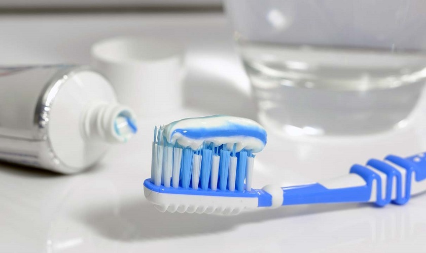 Nên sử dụng bàn chải lông mềm và kem đánh răng chứa fluor để vệ sinh răng