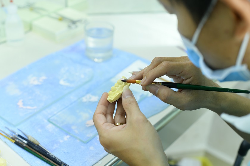 Chế tác răng giả tại Labo Nha khoa Nhân Tâm