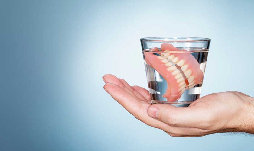 Ngâm răng giả khi không sử dụng