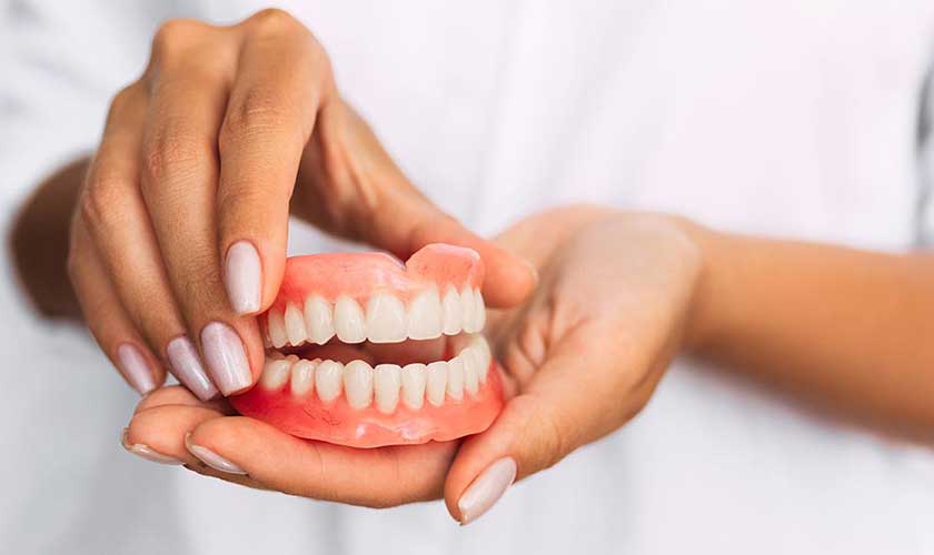 Bí quyết răng giả tháo lắp 2 chiếc hiệu quả để có nụ cười sáng hơn