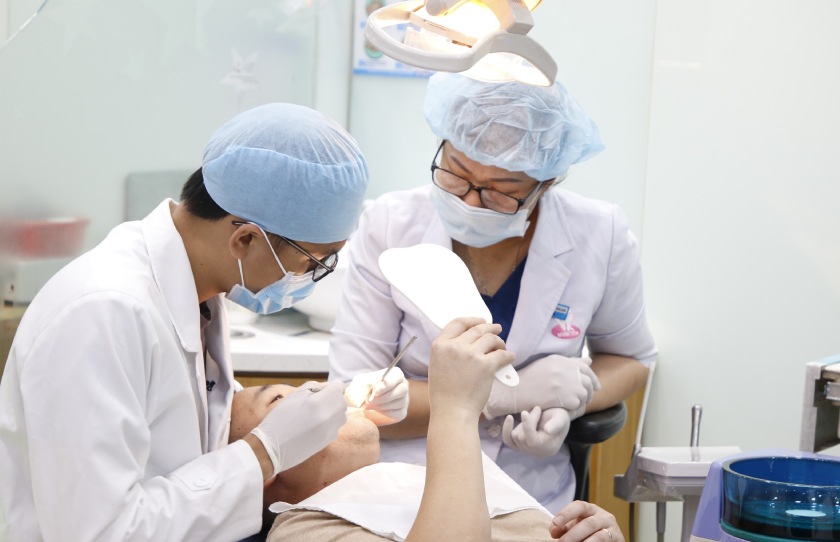 Nên thăm khám nha khoa để bác sĩ đưa ra giải pháp điều trị phù hợp nhất