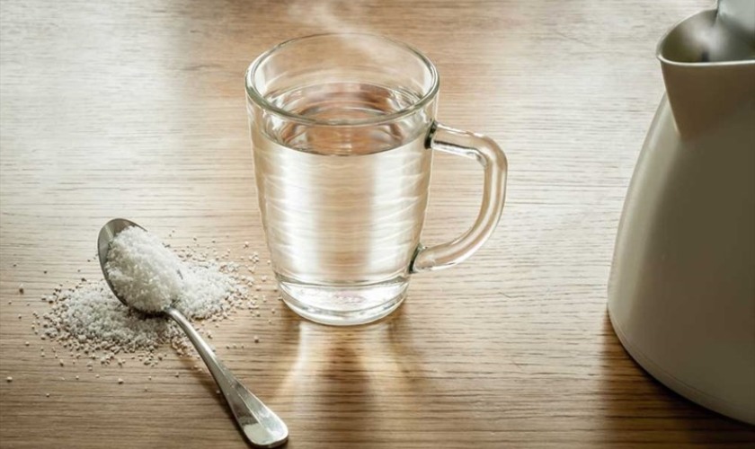 Nước muối ấm giúp chữa sâu răng hiệu quả